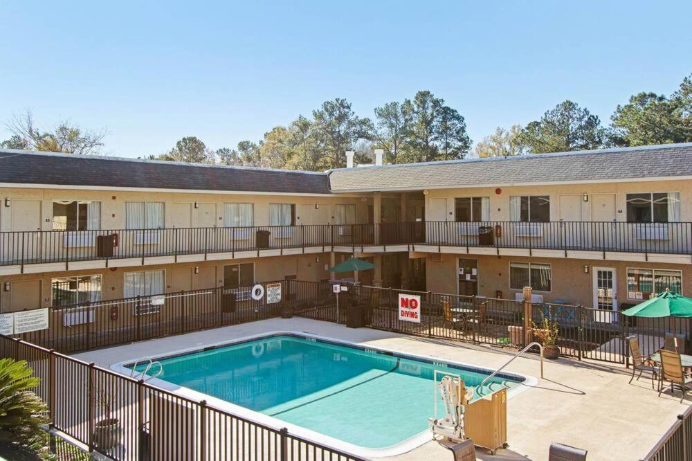 Fairbridge Inn & Suites Richmond Hill Exteriér fotografie